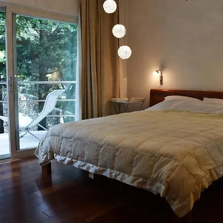 Novi Escape 1 Beachfront With Balcony
